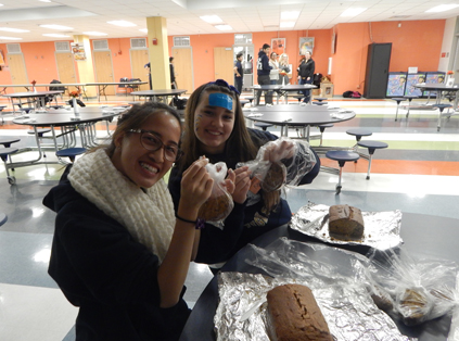 Sophomore Leah Tramondozzi and senior Samantha Kieran volunteering at the Thanksgiving dinner.