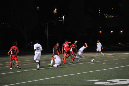Junior Felipe Cipriano taking the ball upfield. Photo by Ana Kerr.