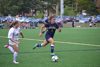 Sophomore Alyne Coninck dribbling down the field. Photo by Jesaais Benitez.