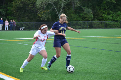 Sophomore Genny Murphy dribbling with the ball. Photo by Jesaias Benitez.